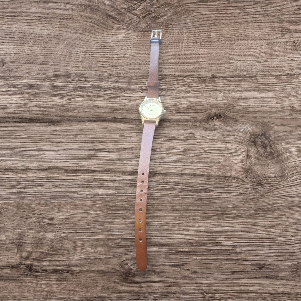 Vintage GENEVA Gold and Brown Leather Strap Watch. Requires Battery